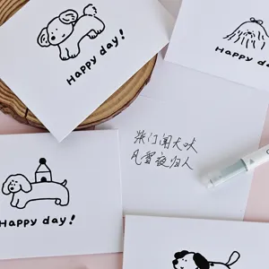 Primer plano de tarjetas de felicitación con perros dibujados y texto Happy Day