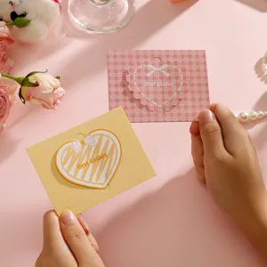 Detailopname van hartvormige 3D DIY verjaardagskaarten met de tekst Best Wishes