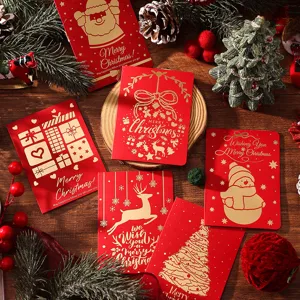 Disposition de cartes de Noël vintage rouges avec dorure à chaud sur une table en bois.