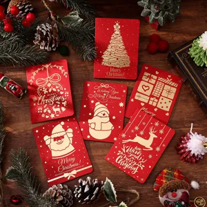 Vintage rote Weihnachtskarten mit Goldfolie auf einem festlichen hölzernen Tisch