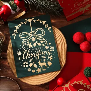 Détail d'une carte de Noël verte vintage avec design Merry Christmas doré