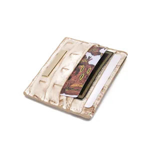 Vista ravvicinata di un porta carte retrò in pelle goffrata coccodrillo con clip in metallo oro