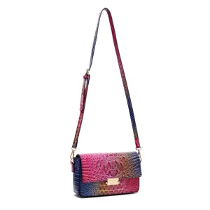 Detalle de bolso bandolera multicolor con patrón de cocodrilo y cierre dorado vintage