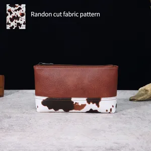 Vista detallada de un bolso vintage estilo western con patrón de estampado de vaca.