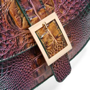 Bolso baguette vintage con relieve de cocodrilo púrpura y hebilla dorada en primer plano