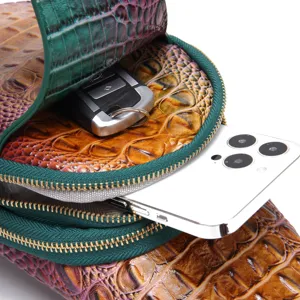 Detalle de un bolso de pecho con estampado de cocodrilo que muestra su amplio espacio