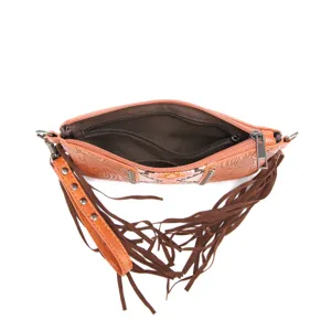 Vista detallada del interior de un bolso bohemio con flecos, cuero grabado y cierre.