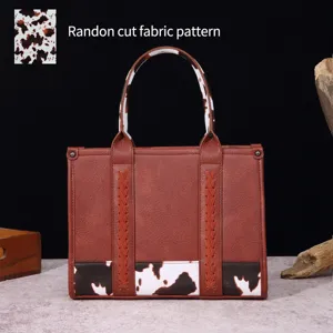 Primer plano del bolso de cuero marrón vintage con patrones de tela de estampado de vaca