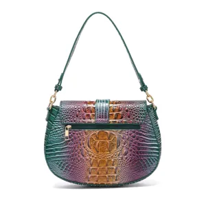Vista trasera de un bolso baguette iridiscente con patrón de cocodrilo y herrajes dorados.