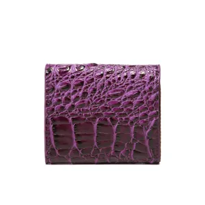 Vista detallada de la cartera de mujer en cuero con relieve de cocodrilo morado y estilo retro