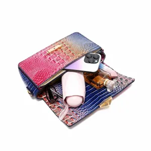 Vista detallada del bolso con patrón de cocodrilo que muestra su amplia capacidad