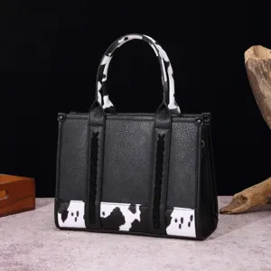 Detalle de bolso de cuero estilo western con estampado de vaca y correas trenzadas
