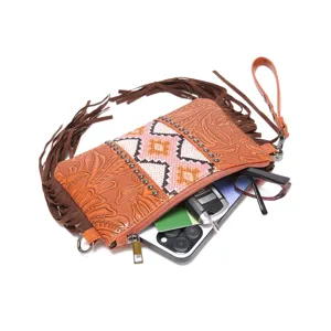 Vista detallada de la cartera bohemia de cuero con flecos que muestra la capacidad interna
