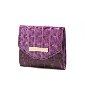 Cartera vintage morada con grabado de cocodrilo y elegante hebilla dorada pulida