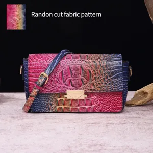 Primer plano que muestra el exclusivo patrón de cocodrilo multicolor de este bolso