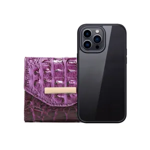 Cartera de mujer morada con patrón de cocodrilo comparada con un smartphone negro.