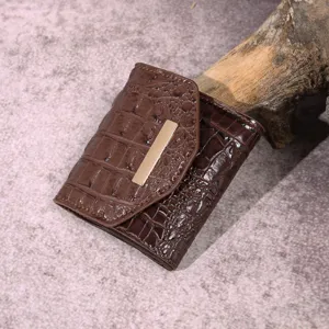 Cartera vintage marrón para mujer de tres pliegues con relieve de cocodrilo y dorado.