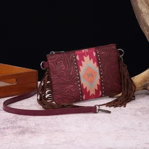 Detalle de bolso boho de cuero labrado con panel tribal y flecos de cuero marrón