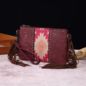 Primer plano de bolso bohemio vintage con patrones grabados intrincados y flecos
