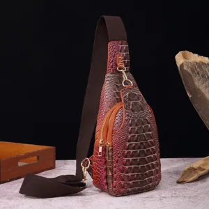 Vista detallada de un bolso de pecho retro con patrón de cocodrilo y correa ancha