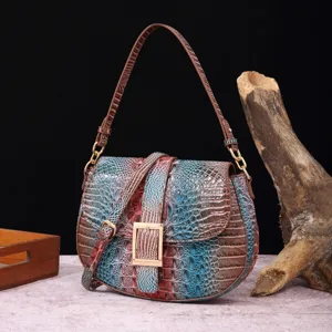 Vista detallada del cuero con relieve de cocodrilo multicolor en un bolso baguette retro