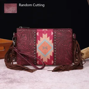 Detalle de bolso bohemio de cuero con flecos y nota sobre el corte de patrón aleatorio.
