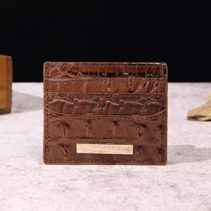 Primo piano del portacarte in pelle marrone goffrata coccodrillo con dettaglio in metallo