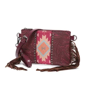 Vista detallada del bolso bandolera bohemio con cuero repujado y flecos largos.