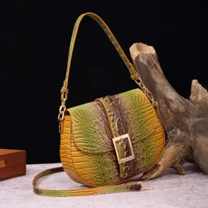 Vista detallada de la textura de piel de cocodrilo degradada vintage en bolso baguette.
