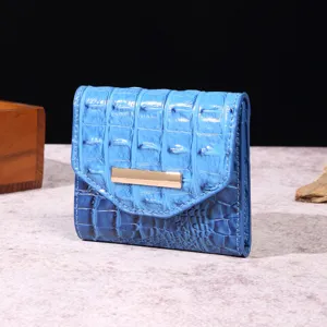 Vista detallada de una cartera retro azul para mujer con patrón de piel cocodrilo