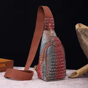 Vista detallada de este bolso de pecho vintage de cuero grabado cocodrilo con cremallera