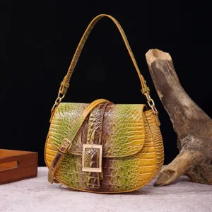 Vista detallada del patrón de cocodrilo amarillo y verde en un bolso de hombro de cuero vintage
