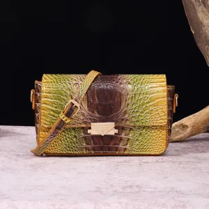 Vista detallada del bolso bandolera vintage con estampado de cocodrilo multicolor y cierre.