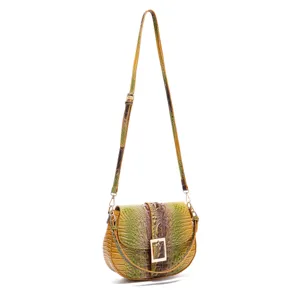 Bolso de montura vintage con grabado de cocodrilo y correa ajustable con acabado