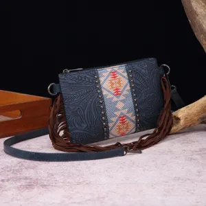 Vista detallada del bolso bandolera de cuero repujado con flecos y panel tejido