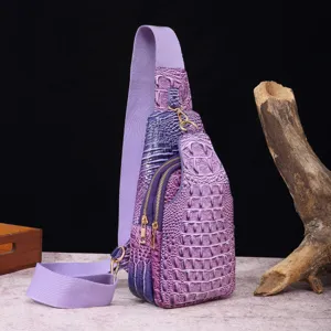 Bolso bandolera morado con textura de cocodrilo y correa ancha para un estilo retro chic.