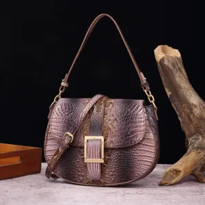 Bolso de hombro vintage morado estampado cocodrilo con hebilla dorada y acabados de gran calidad