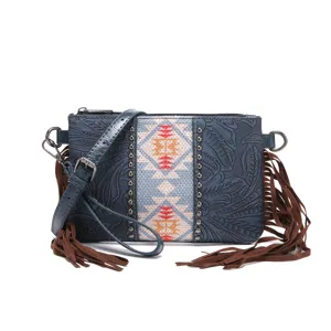 Bolso bandolera boho vintage de cuero grabado, estampado tribal y flecos marrones