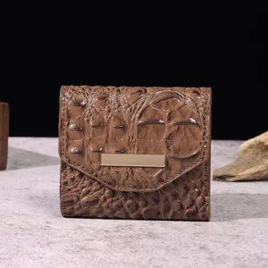 Vista detallada de una cartera triple para mujer en marrón con grabado de cocodrilo vintage