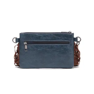 Detalle de bolso bandolera boho vintage con flecos marrones y textura de cera.