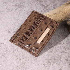 Primo piano di un porta carte vintage marrone con stampa coccodrillo e barra di metallo