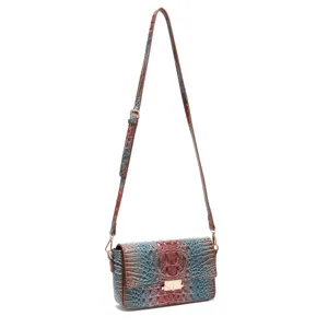 Vista detallada del bolso bandolera vintage con relieve de cocodrilo y efecto degradado