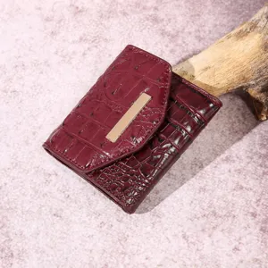 Cartera vintage de mujer en color granate con patrón de cocodrillo y cierre dorado