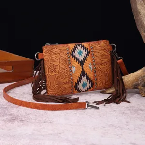 Vista detallada del bolso boho vintage con flecos, estampado étnico y cuero labrado