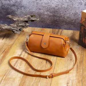 Minibolso de médico retro en cuero PU marrón con elegante cierre de clic dorado en escena