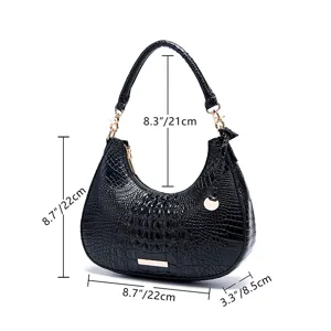 Vista dettagliata della borsa hobo nera con trama coccodrillo e indicazione delle misure.