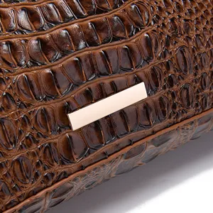 Detalle de bolso retro marrón con textura de piel de cocodrilo en relieve 3D real.