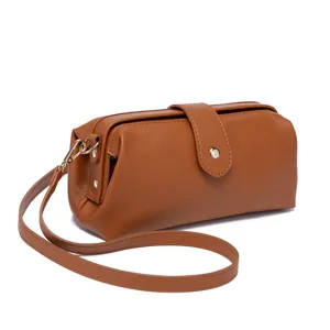 Detalle lateral de bolso médico retro de cuero PU marrón con cierre metálico