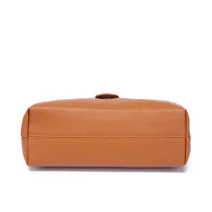 Vista detallada del fondo del bolso médico vintage de cuero PU marrón con costuras finas