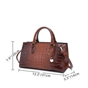 Bolso de mano marrón con relieve de cocodrilo, medidas 31 x 20 x 14 cm